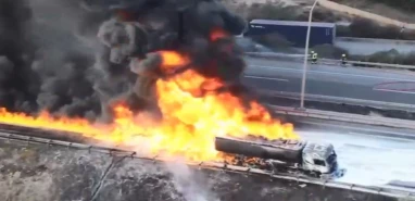 Seyir halindeki Tır'da patlama