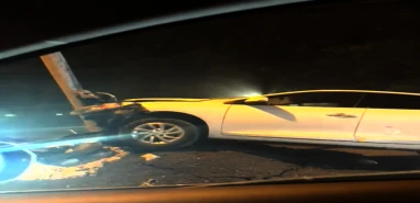 Şanlıurfa'da kontrolden çıkan otomobil refüje çıktı 1 yaralı