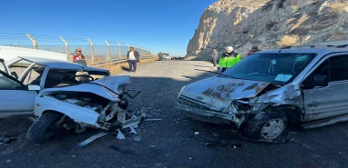 Şanlıurfa’da 2 araç çarpıştı: 3 yaralı