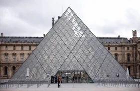 Louvre Müzesi'nden çalınan mücevherlerin değeri 88 milyon euro