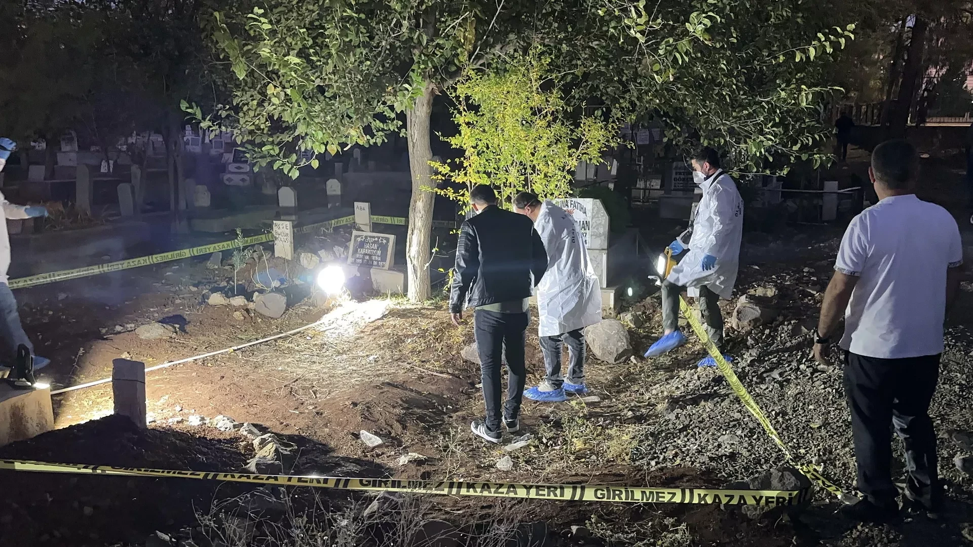 anlıurfa’da Mezarlıkta Gömülmemiş Bebek Cesedi Bulundu