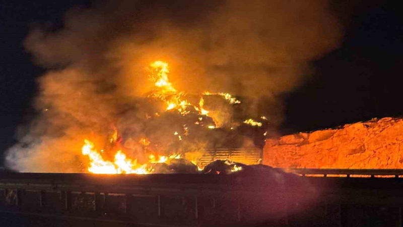 Şanlıurfa’da saman yüklü tır alev alev yandı