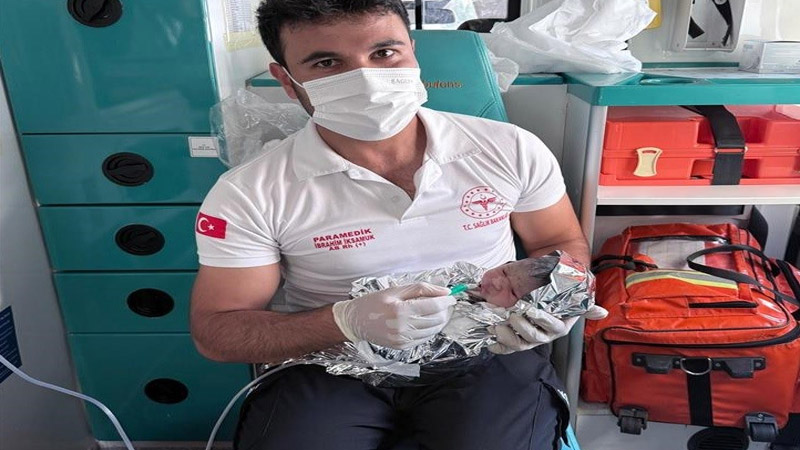 Şanlıurfa'da Hastaneye götürülürken ambulansta doğum yaptı