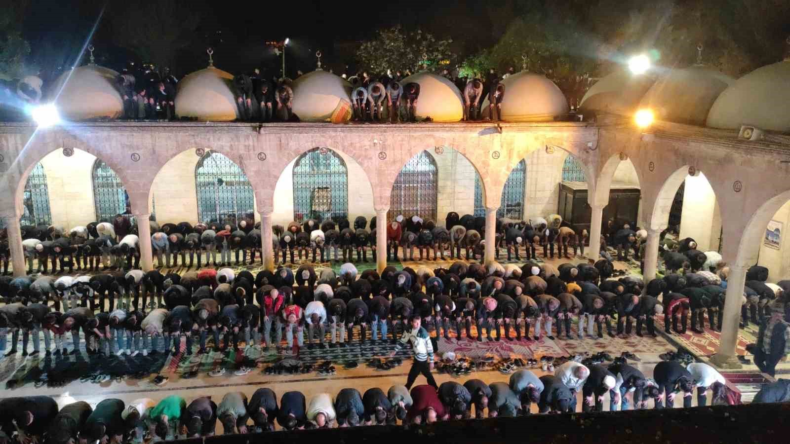 Şanlıurfa’da Kadir Gecesi’nde camiler dolup taştı