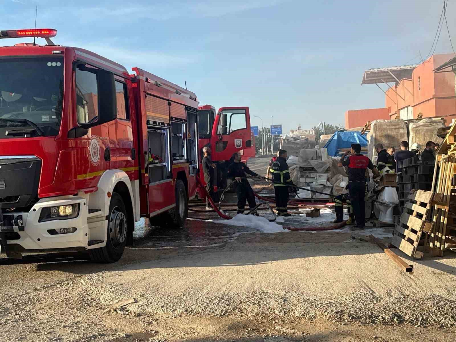Şanlıurfa'da plastik su tesisatı deposunda yangın