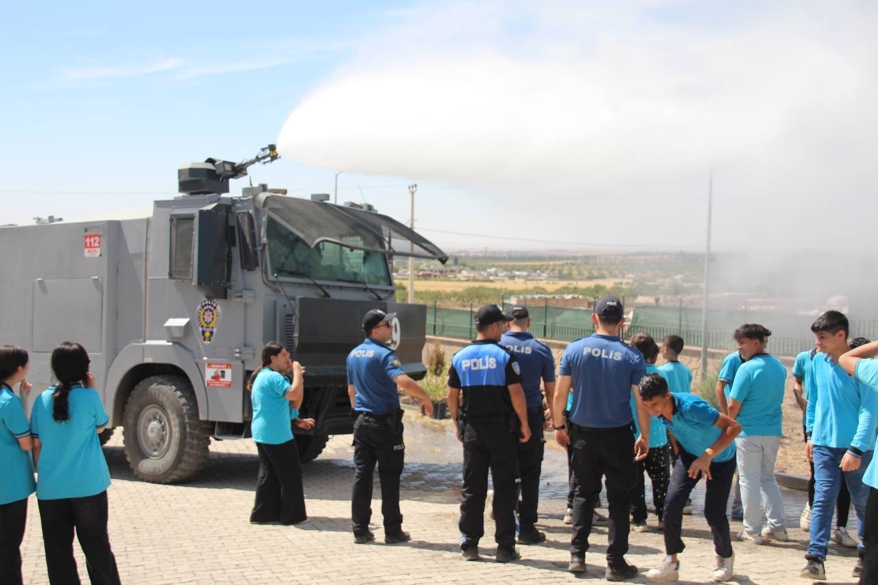 Şanlıurfa'da çocuklar ekti polisler suladı