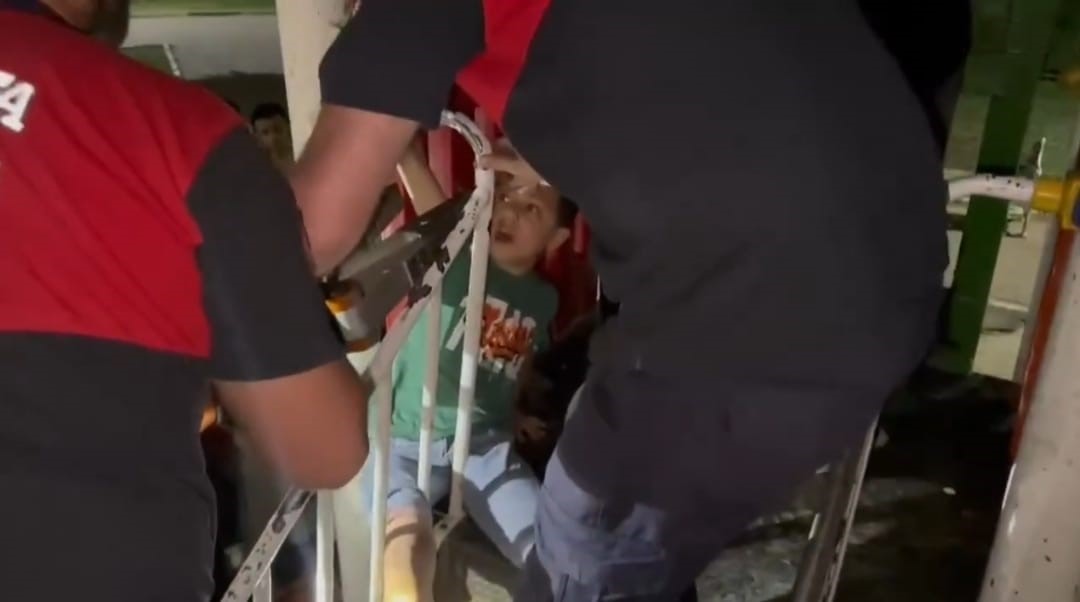 Şanlıurfa'da parkta oyunayan çocuk ayağı demirlere sıkıştırdı