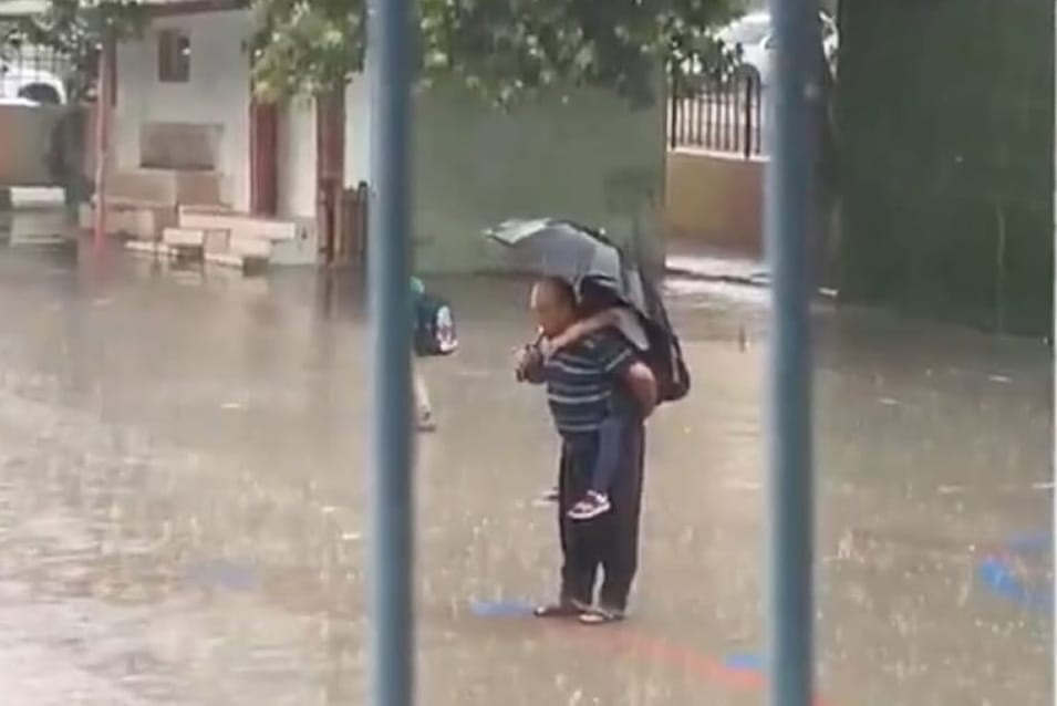 Yağmur altında vatan aşkı: Torun sırtında İstiklal Marşı