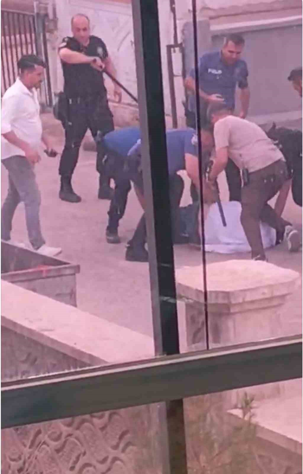 Siverek’te kavgayı ayırmaya çalışan polis memuru bıçaklandı