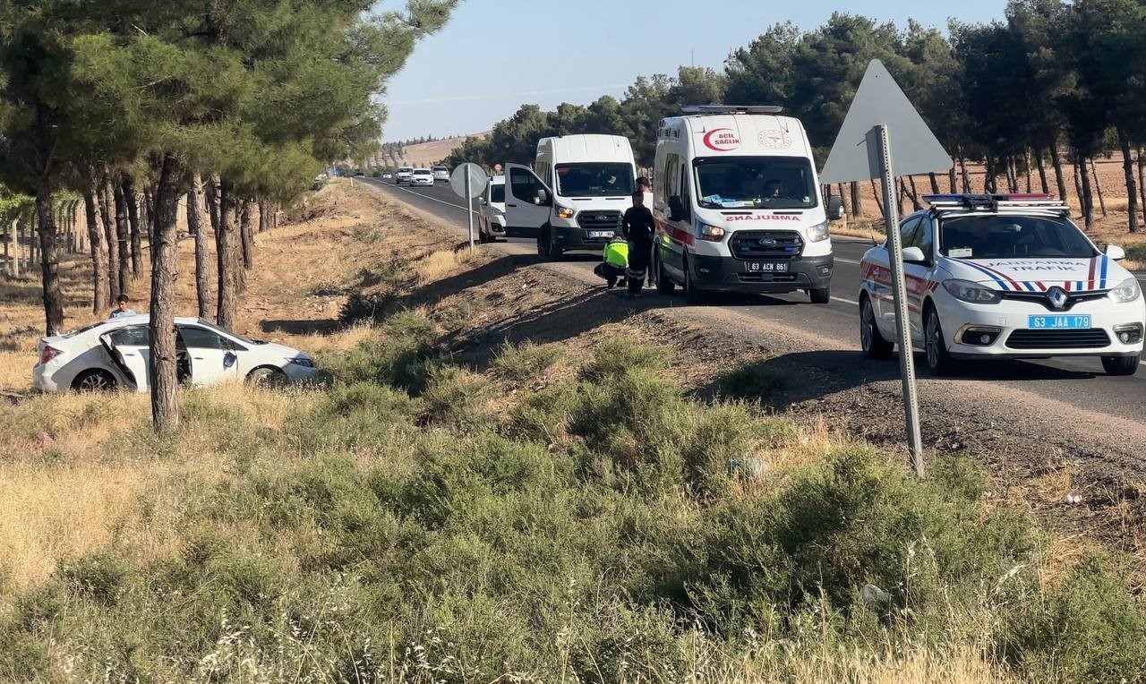 Şanlıurfa'da kontrolden çıkan otomobil şarampole devrildi