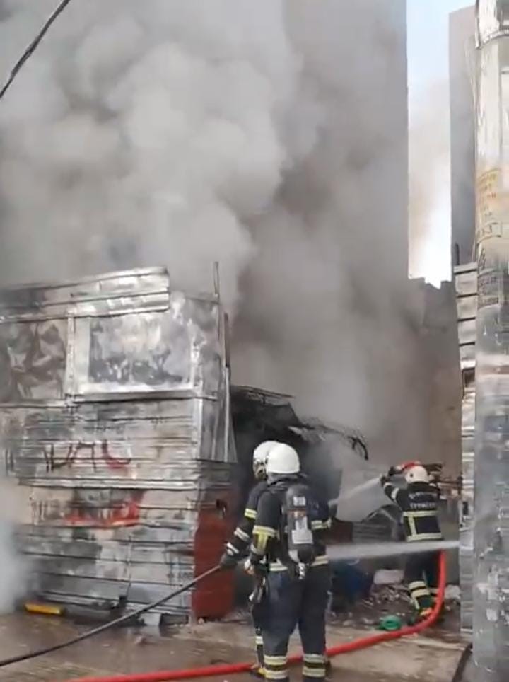 Şanlıurfa’da hurda deposundaki yangın korkuttu