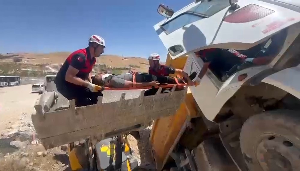 Şanlıurfa’da Yaralı sürücü kepçe ile kurtarıldı