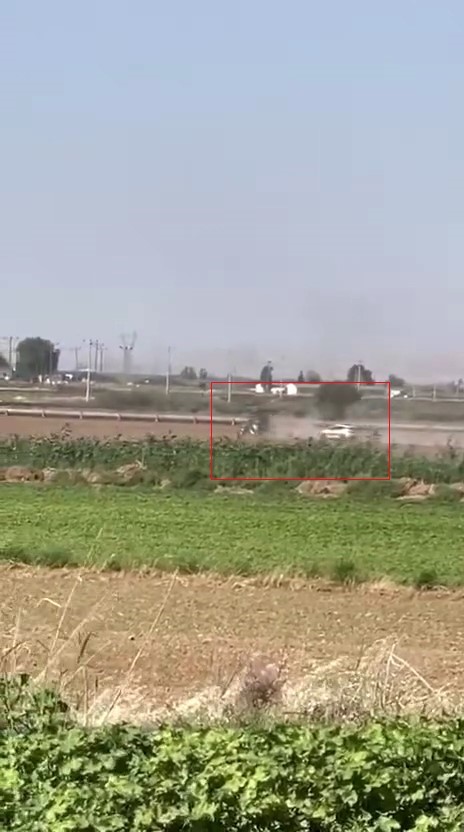 Trafik polisi tarlada traktör kovaladı