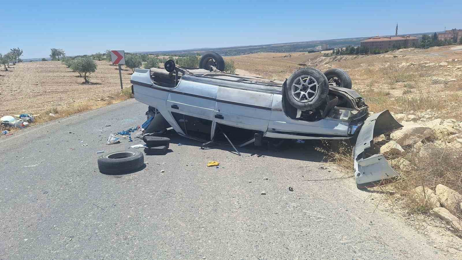 Şanlıurfa’da bir otomobil düz yolda devrildi