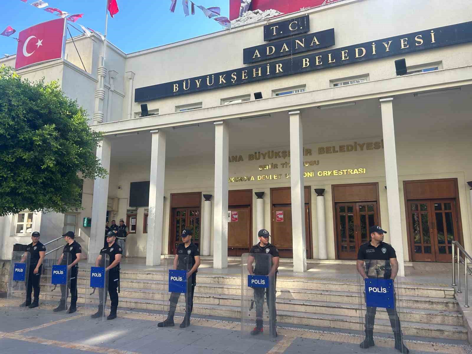 Adana Büyükşehir Belediye Başkanı Karalar gözaltına alındı