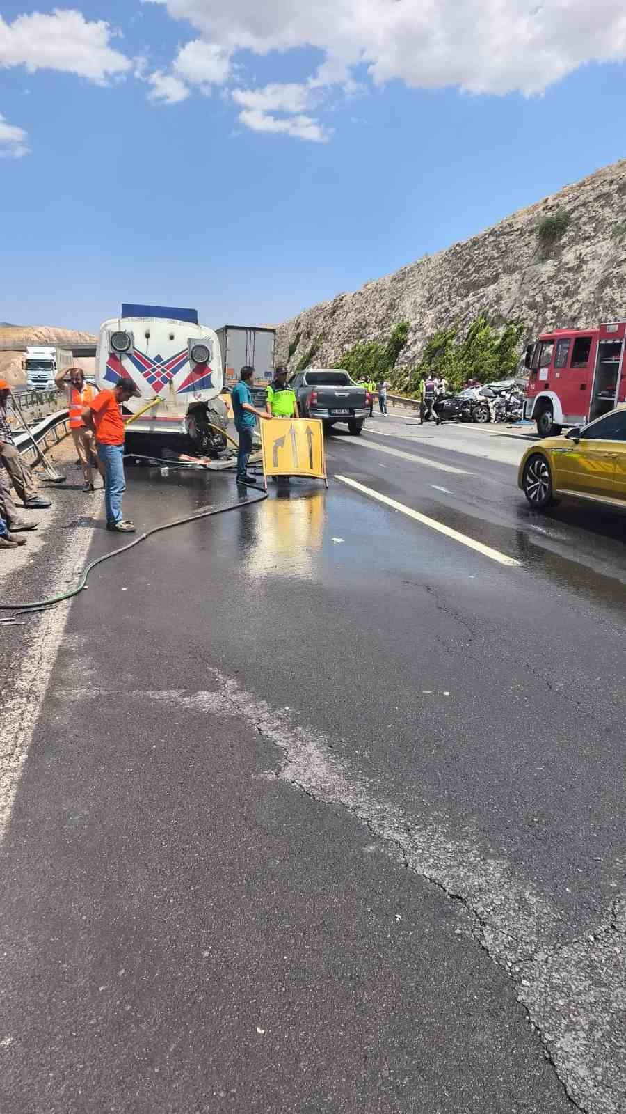 Şanlıurfa otomobil sulama tankerine çarptı