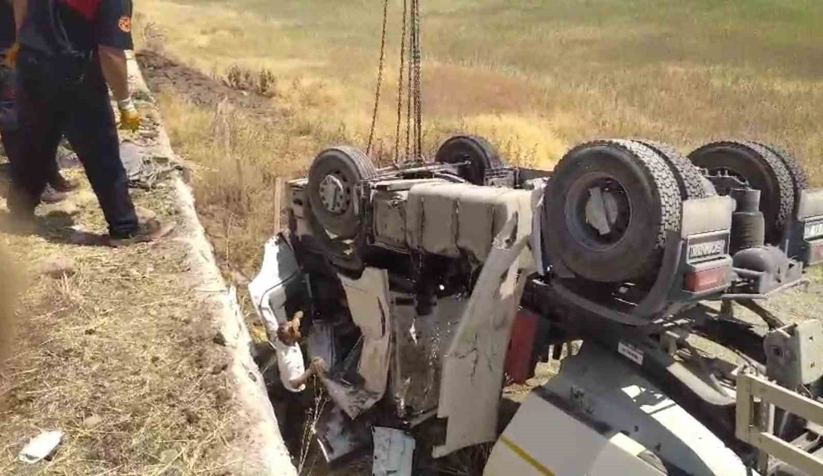 Şanlıurfa’da kum kamyonu şarampole devrild