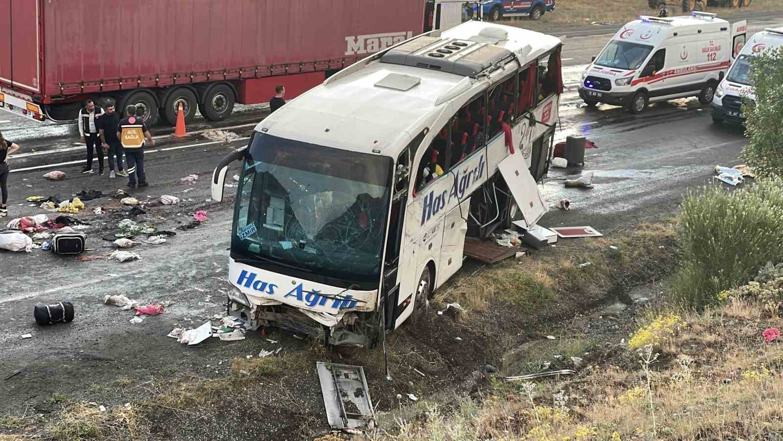 Yolcu otobüsü dağ yamacına çarptı
