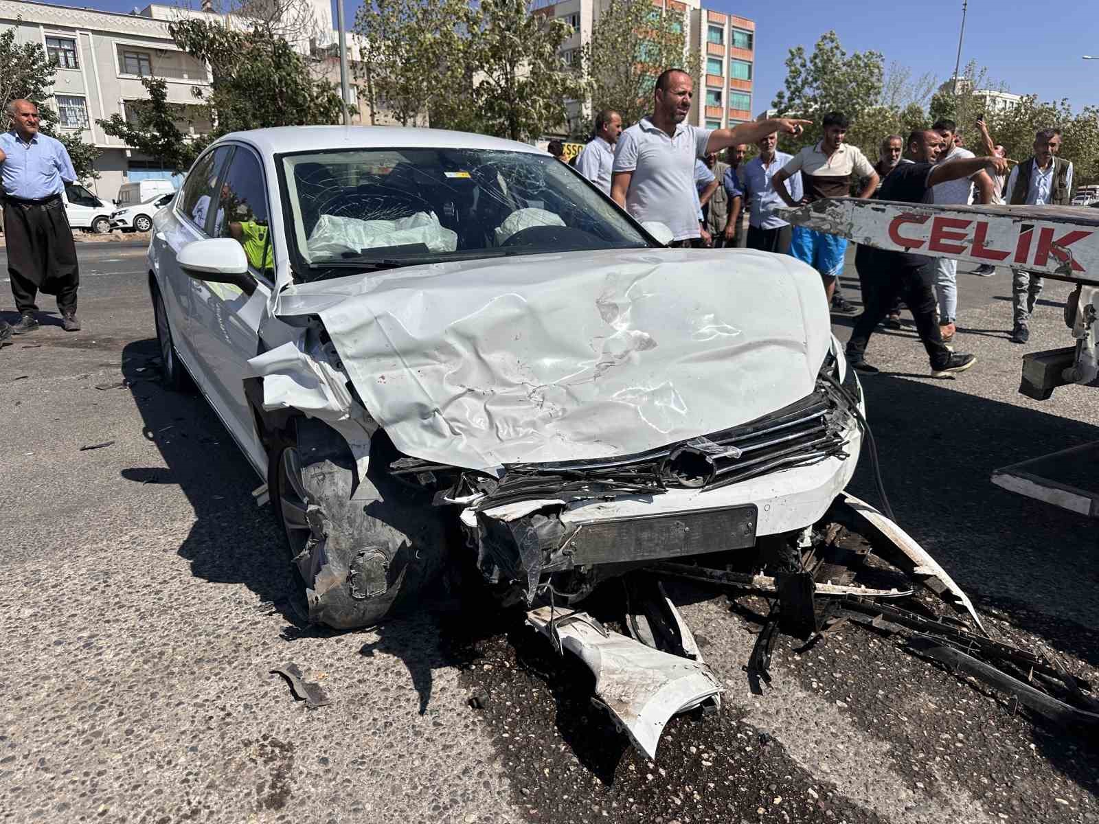 Siverek’te iki otomobil kafa kafaya çarpıştı