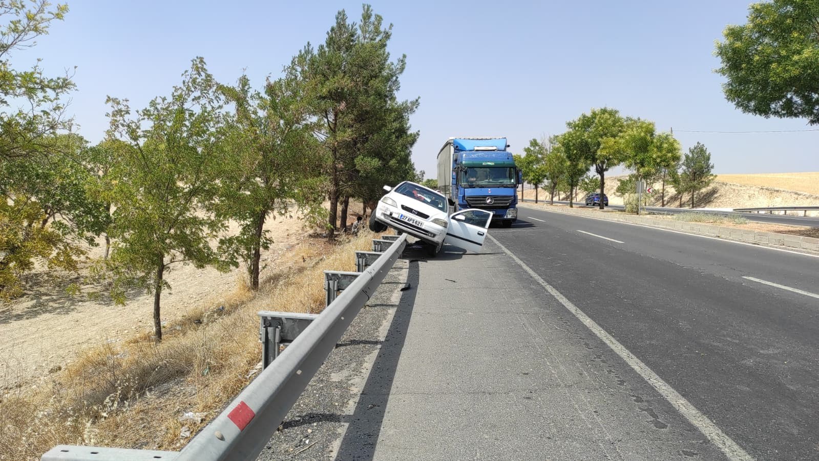 Tırın çarptığı otomobil demir bariyerin üzerine çıktı