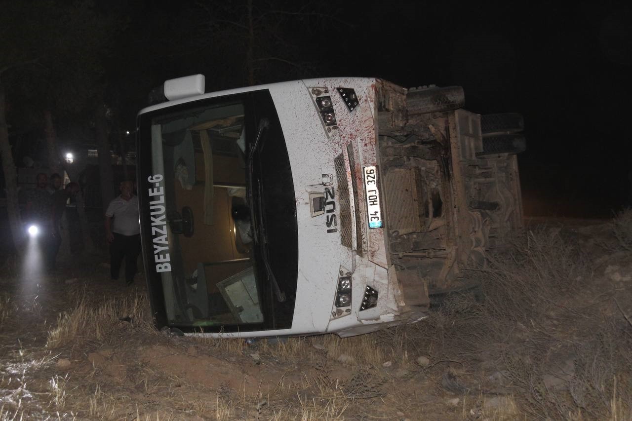 Şanlıurfa'da İşçileri taşıyan otobüs eşeğe çarparak devrildi