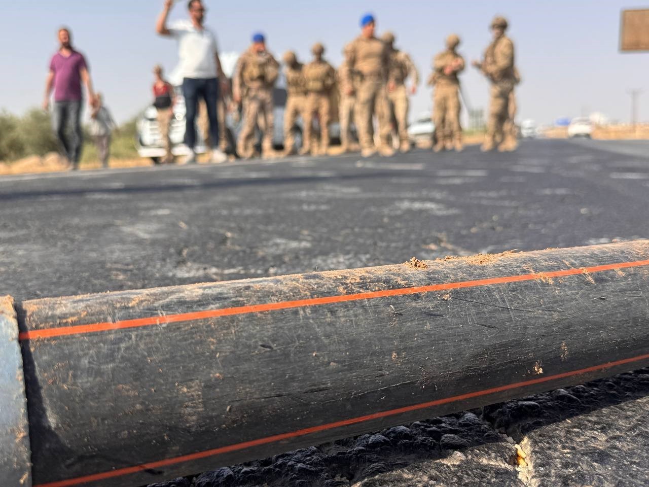 Şanlıurfa’da suyu kesilen çiftçiler karayolunu trafiğe kapattı