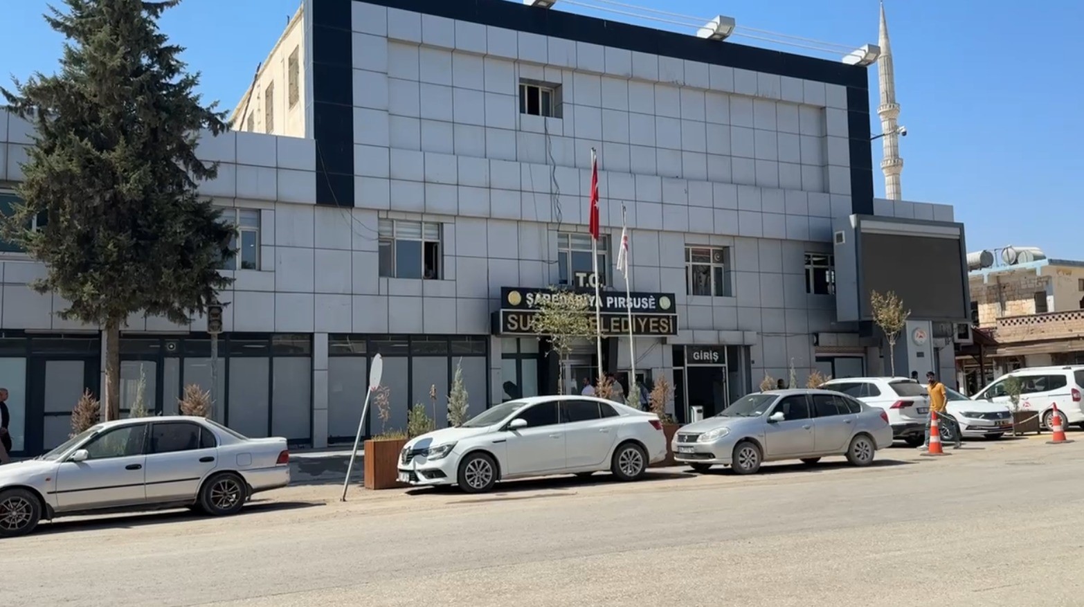 Suruç Belediyesine taşlı saldırı