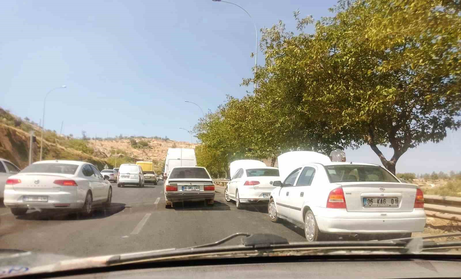 Şanlıurfa'da Yol kenarına park eden sürücüler kaputu açıp bekledi
