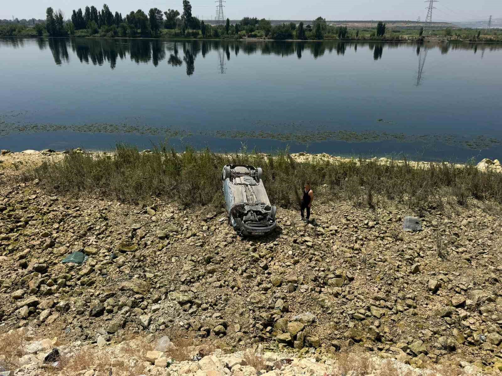 Şanlıurfa’da Otomobil Şarampole Devrildi
