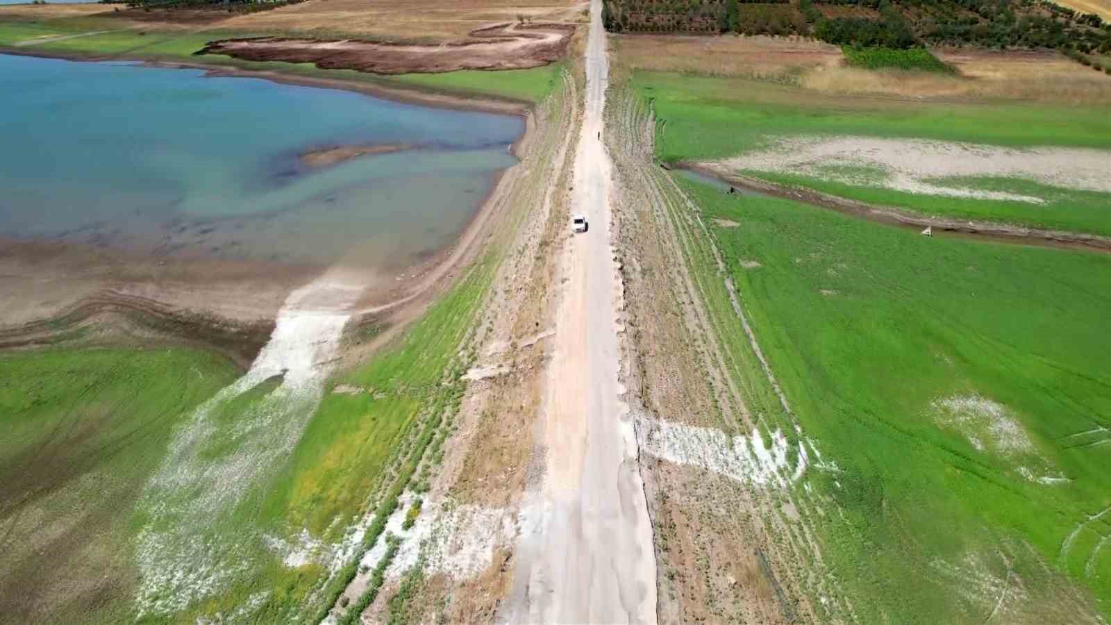 Sular çekildi, karayolu ortaya çıktı