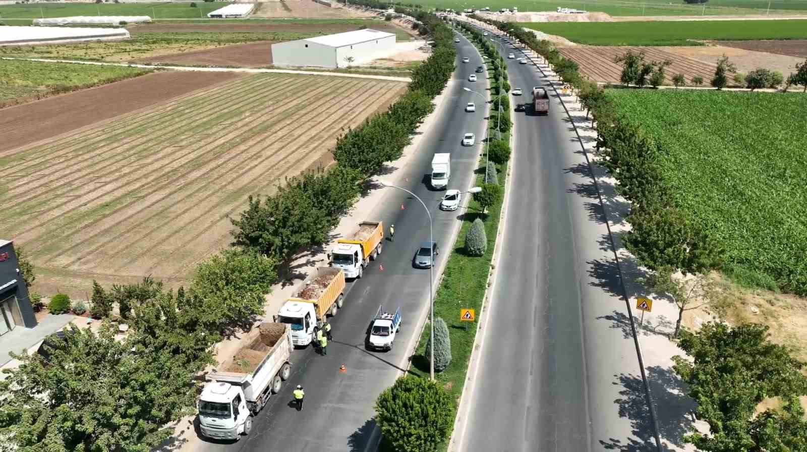 Şanlıurfa’da moloz taşıyan kamyonlar denetlendi.