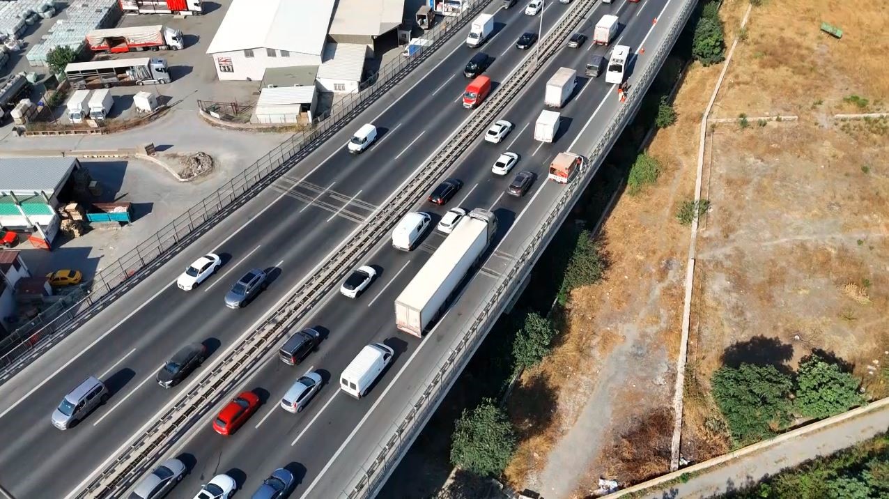 TEM Otoyolu’nda aynı noktada 24 saat içinde ikinci kez kamyon devrildi