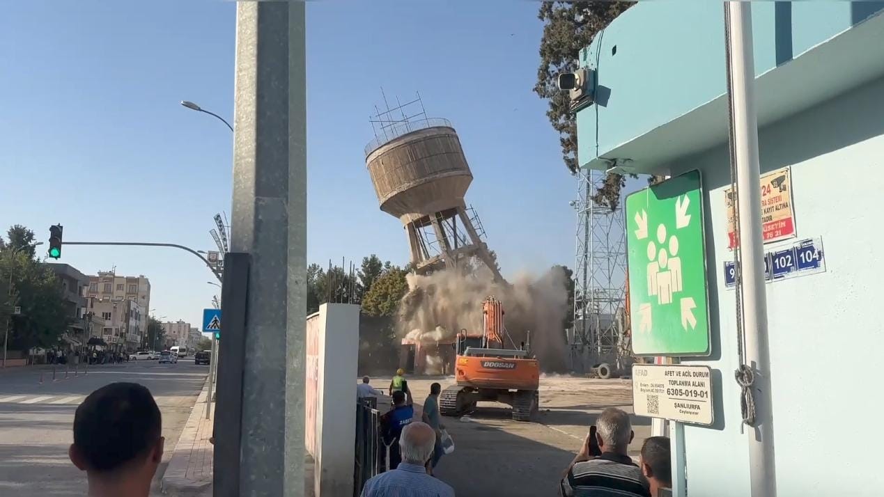 Şanlıurfa’da yarım asırlık su kulesi yıkıldı