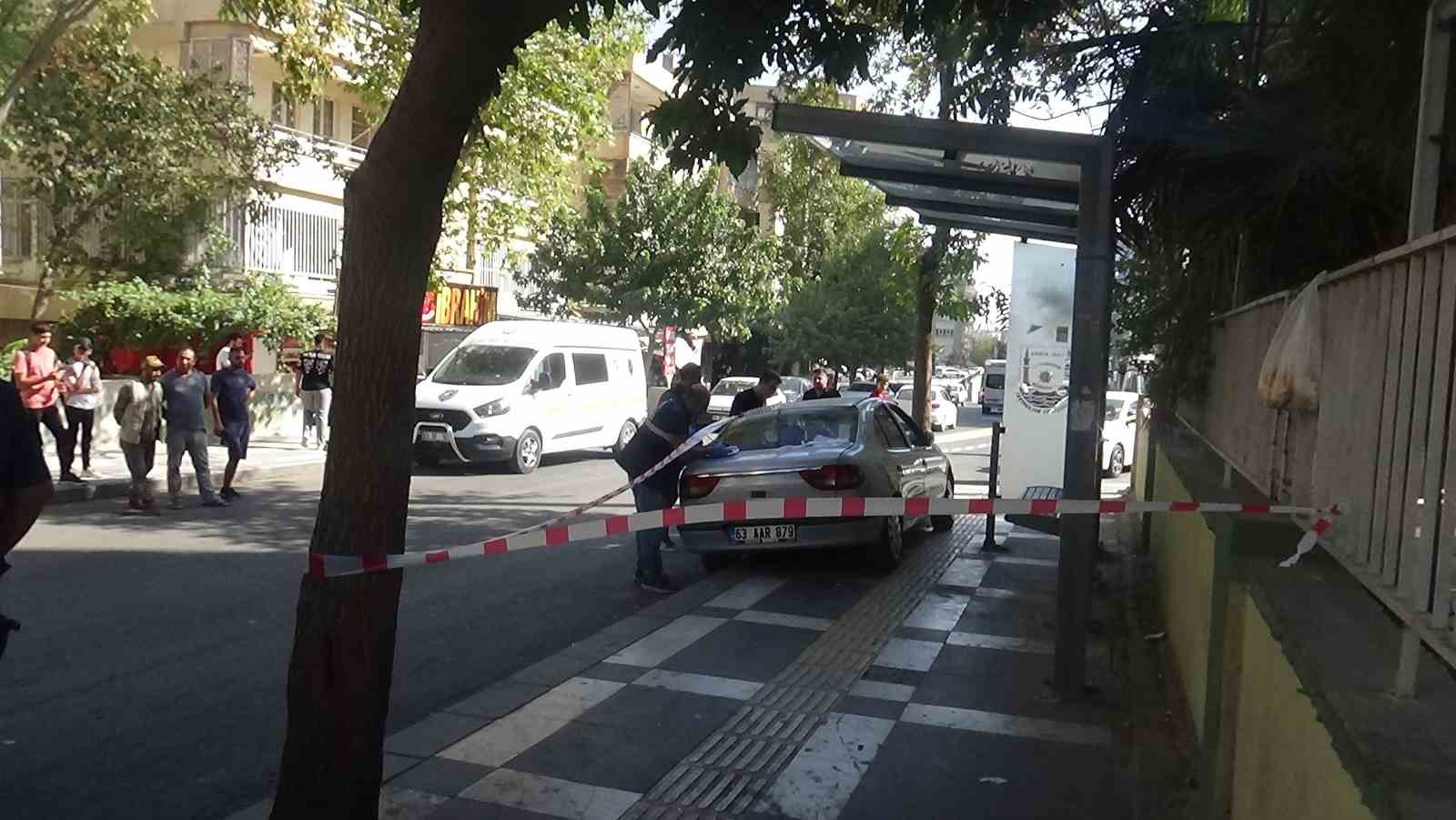 Şanlıurfa’da otomobil durakta bekleyenlere çarptı