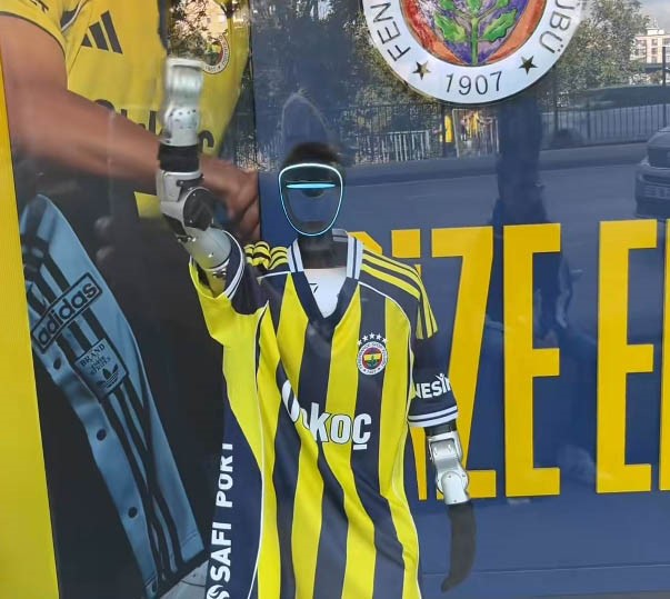 Fenerbahçe forması giyen robot ilgi odağı oldu