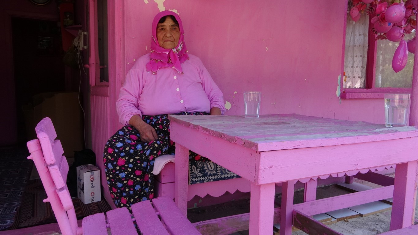 ’Barbie Teyze’ pembe evinde mahkum kaldı