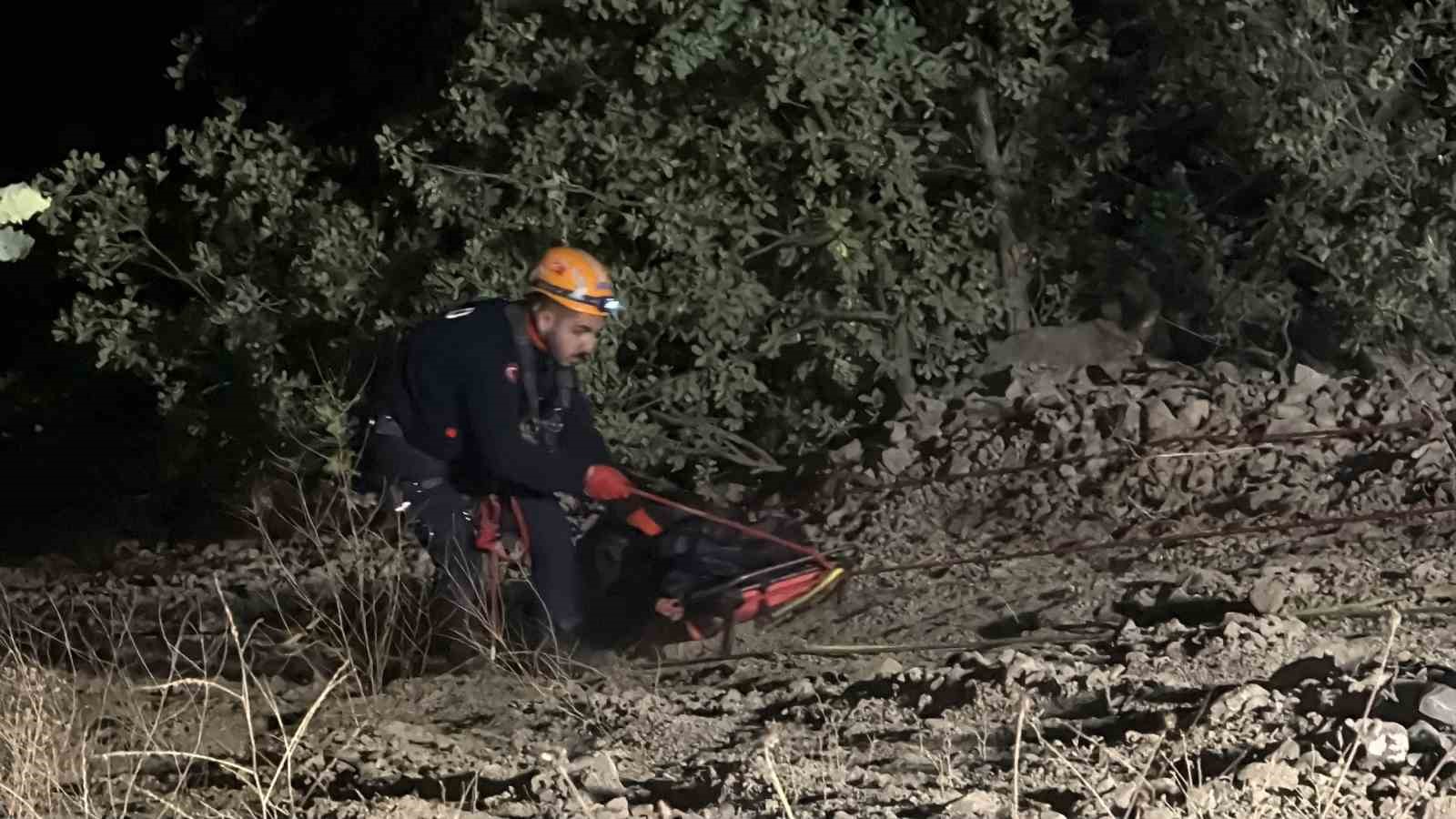 Uçuruma Yuvarlanan Otomobilde 4 Kişi Can Verdi