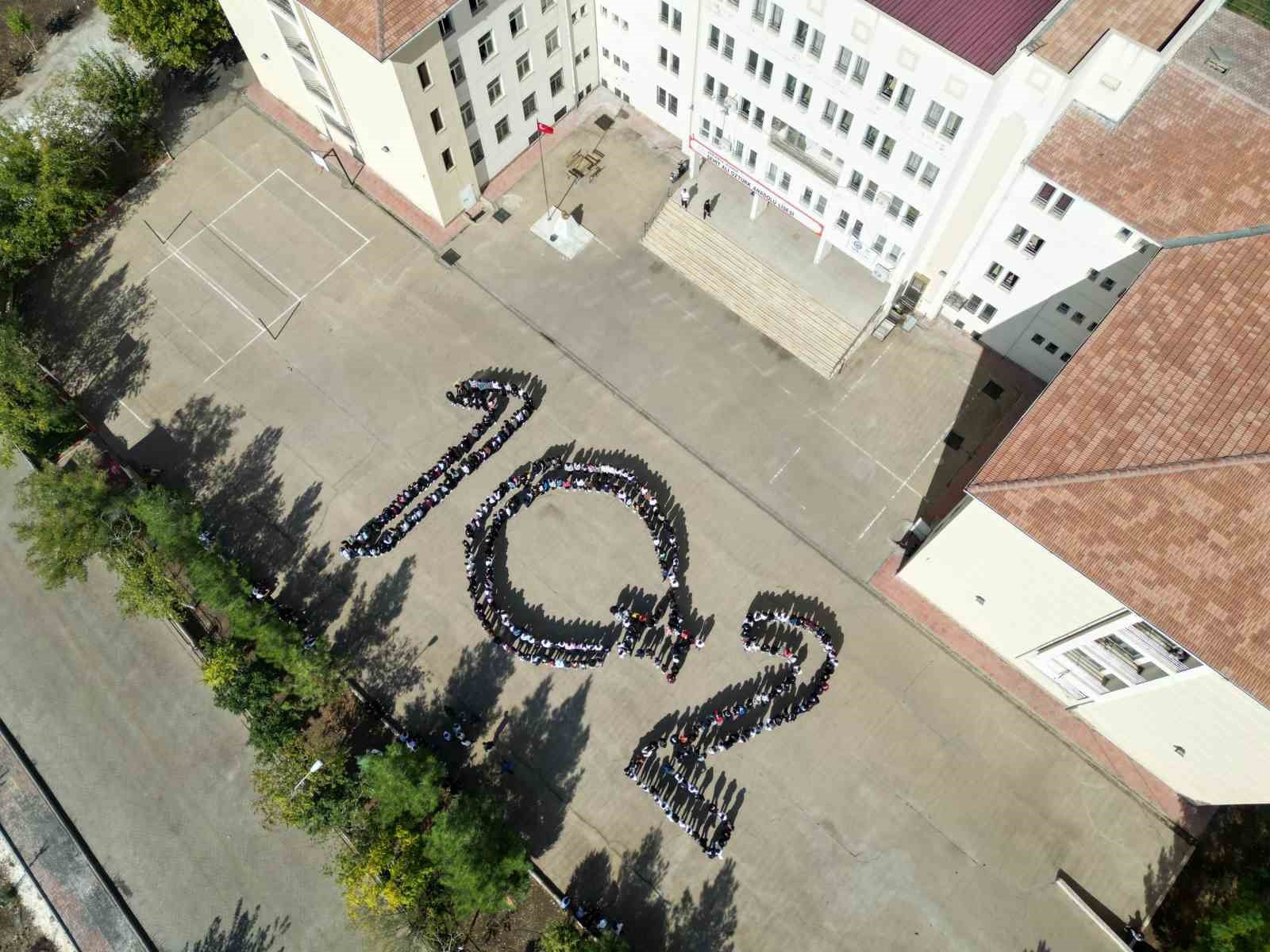 Siverekli öğrencilerden Cumhuriyetin 102. yılına anlamlı koreografi