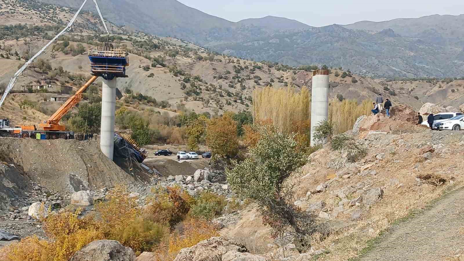 Kulp ilçesinde köprü inşaatında göçük