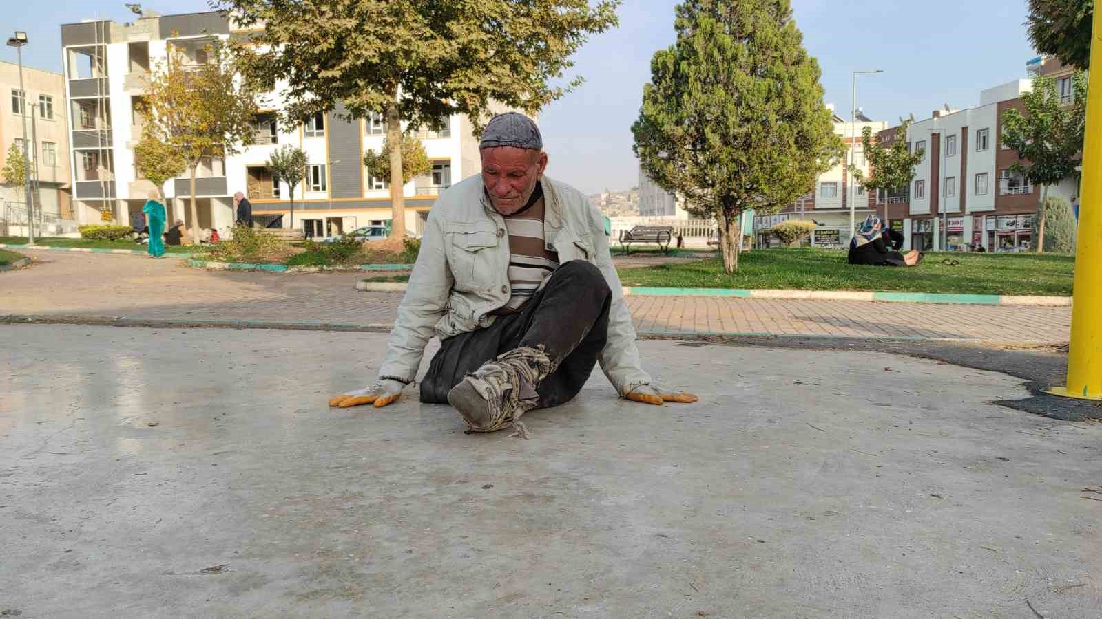 Şanlıurfa’da engelli yaşlı adam sürünerek yaşıyor