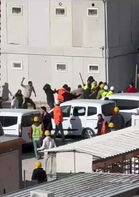 inşaat işçileri arasında taşlı sopalı kavga