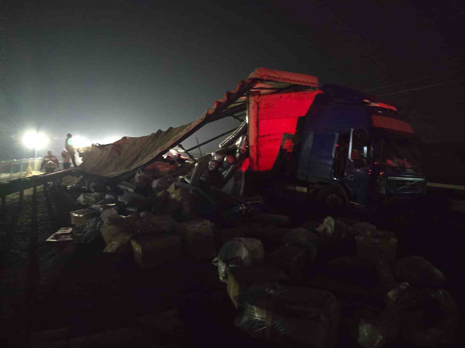 Şanlıurfa-Diyarbakır Yolunda Tekstil Yüklü Tır Devrildi