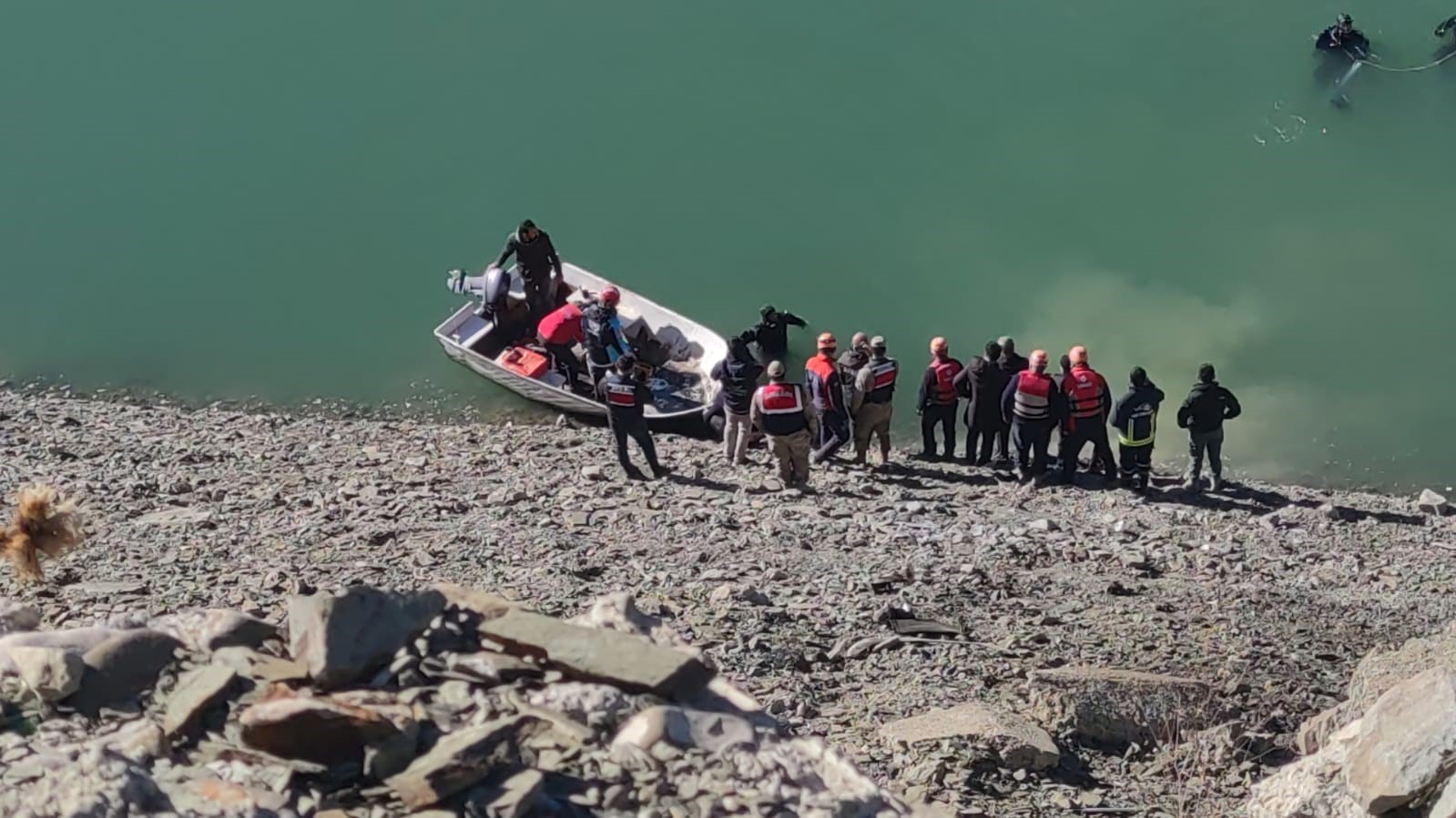 Zernek Barajına Uçan Araçtan 2 Kişi Ölü Çıkarıldı