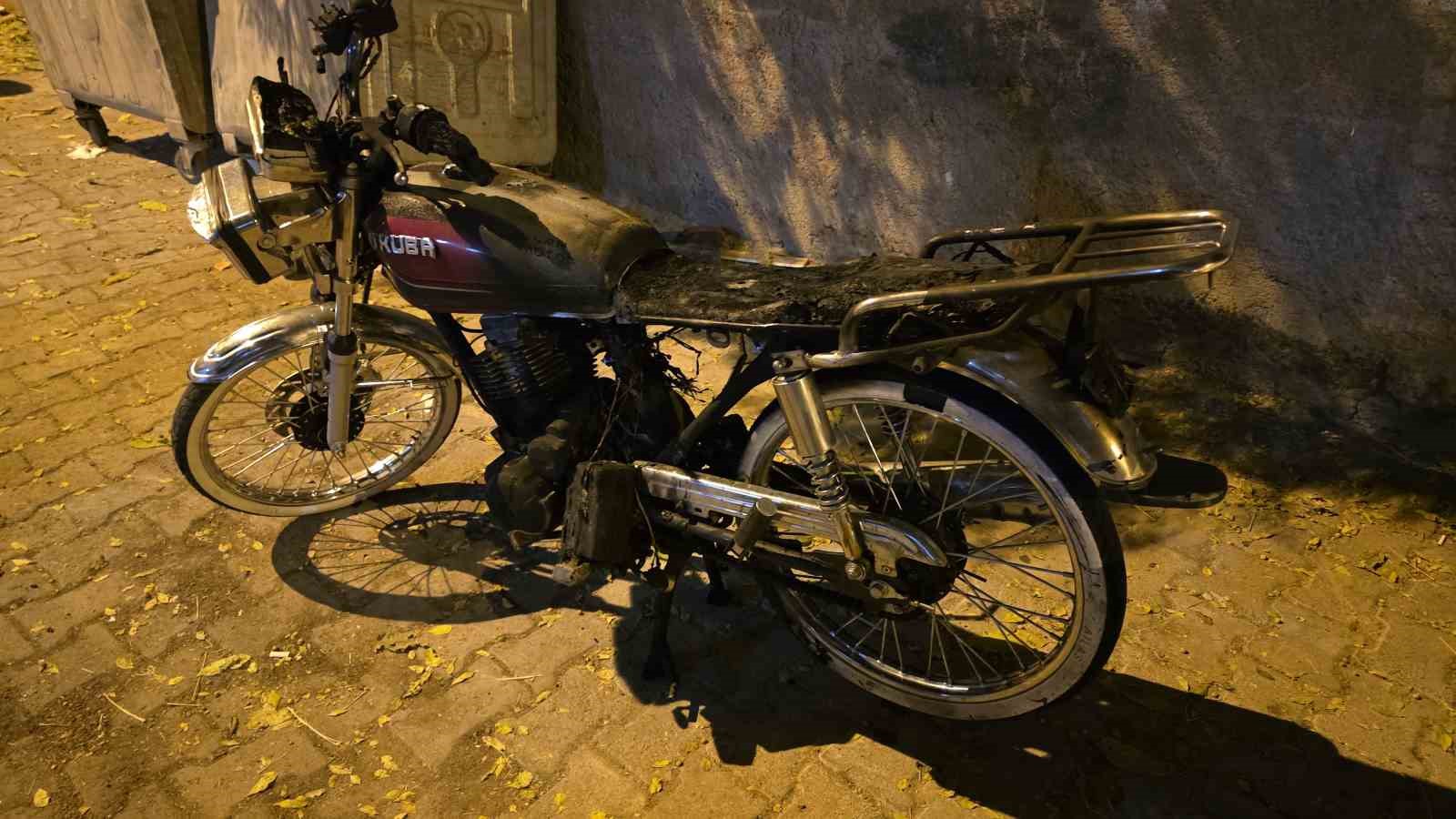 Siverek’te Apartman Girişinde Motosiklet Yangını Panik Yarattı