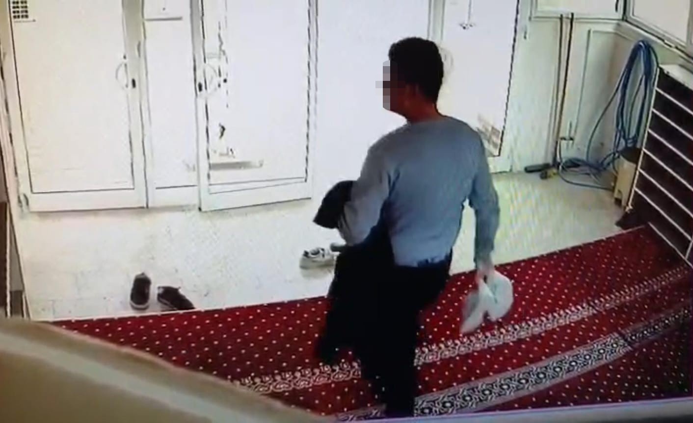 Şanlıurfa’da Camiye Giren Şüpheli Ayakkabı ve Mont Çaldı