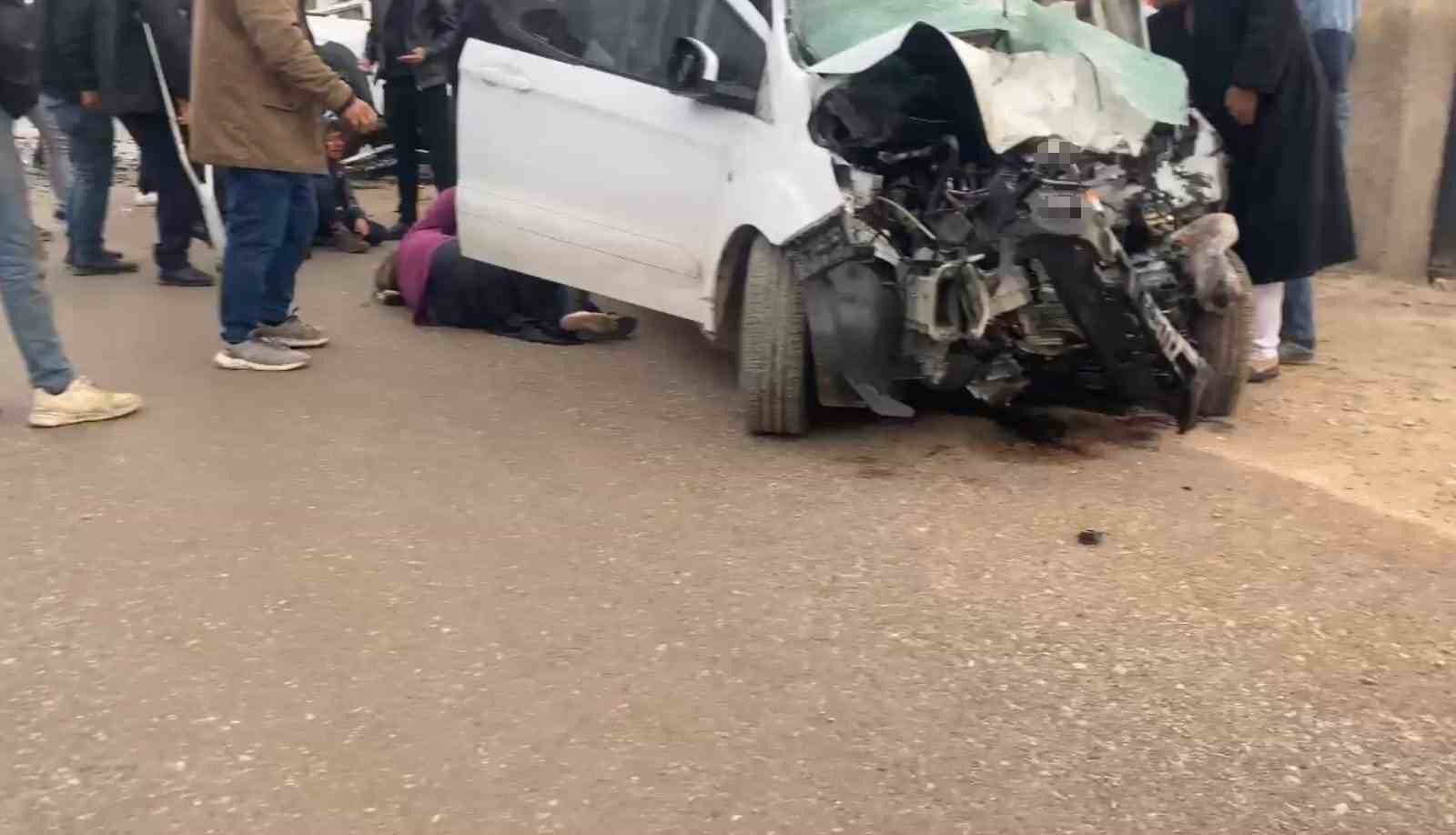 Şanlıurfa’da kamyonet ile hafif ticari araç çarpıştı