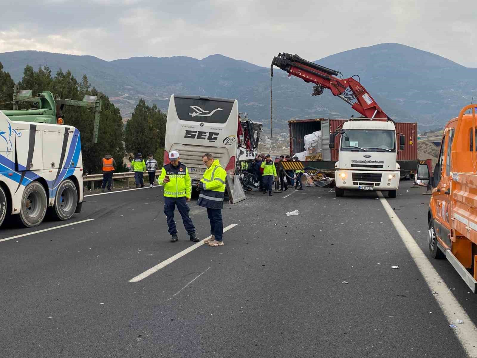 Yolcu Otobüsü TIR’a Çarptı: 6 Ölü, 11 Yaralı