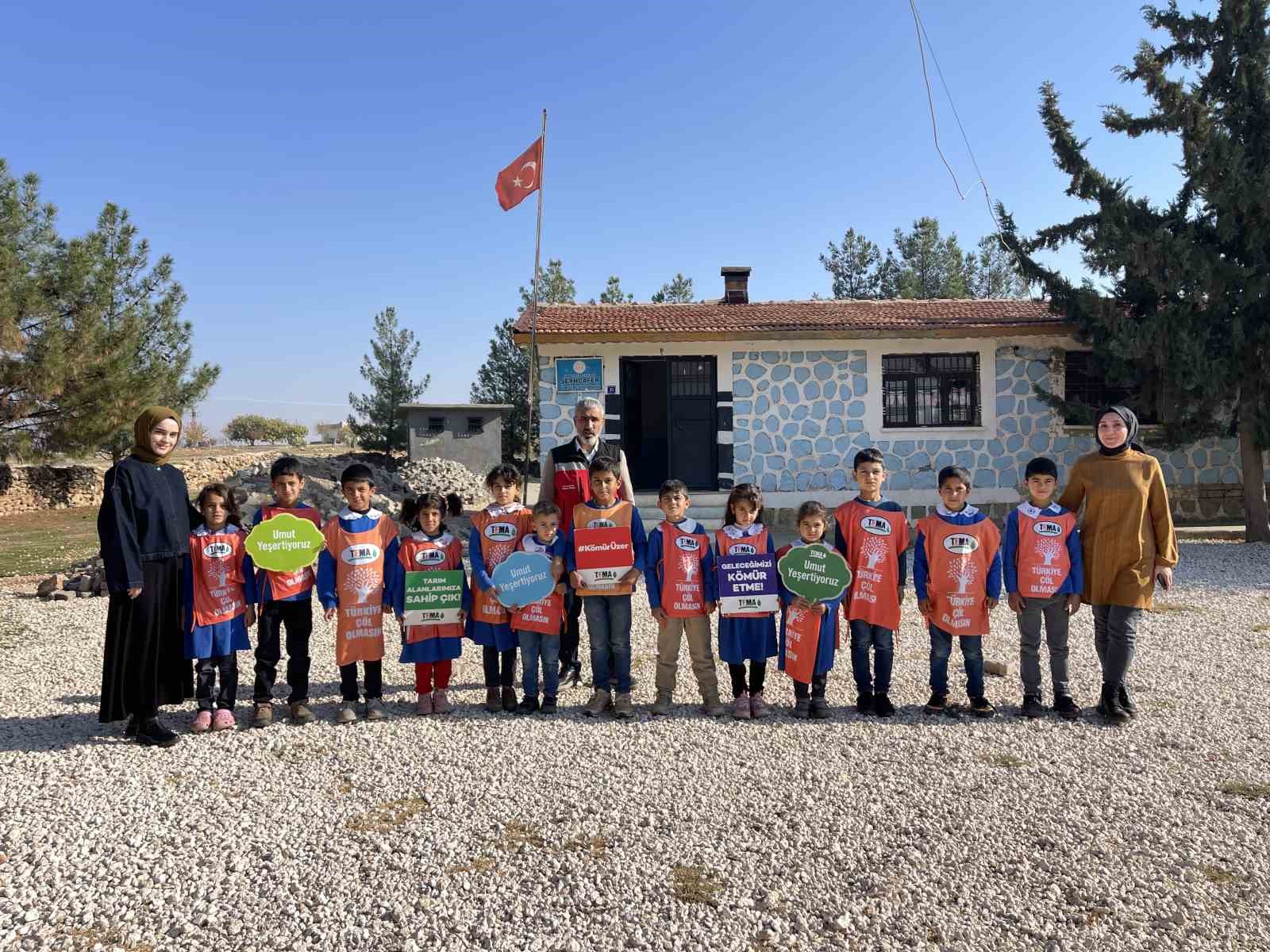 Siverek’te köy okulu öğrencilerine ağaç sevgisi ve çevre bilinci eğitimi