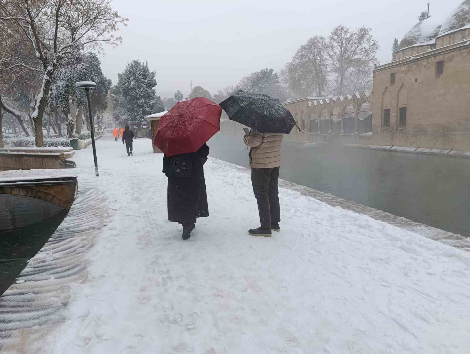 Balıklıgöl Ve Şanlıurfa Kalesi Karla Beyaza Büründü