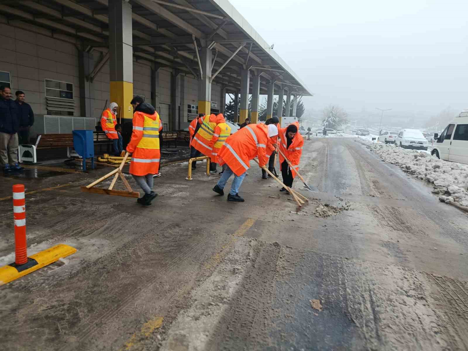 Şanlıurfa’da kar temizliği sürüyor